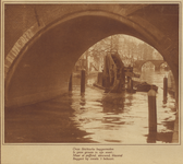 872481 Afbeelding van een varende baggermolen, vermoedelijk bij de Bezembrug over de Oudegracht te Utrecht.